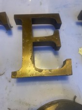 Lettera E Ex Insegna In Ottone