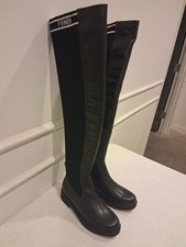 Stivali alti sopra il