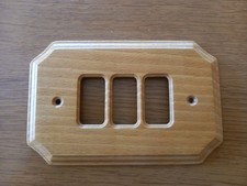 Placca in legno a tre posti color ciliegio 