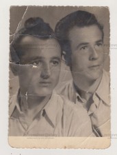 Due giovani uomini belli e