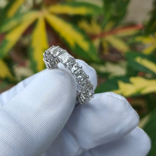 Anello con diamanti coltivati