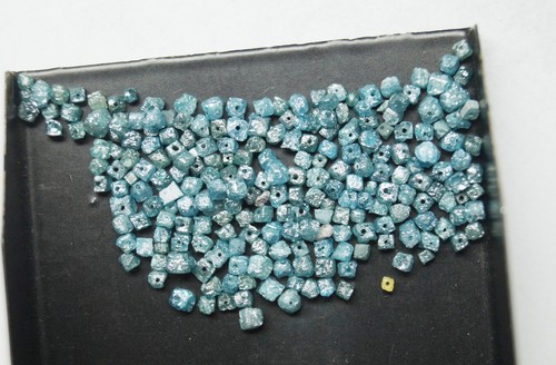 Diamanti cubi naturali grezzi