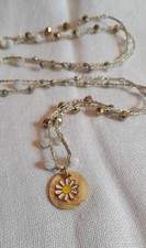 Collana dorata elegante con ciondolo margherita smaltata