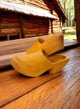 Antica coppia di zoccoli olandesi val d'Aosta in legno