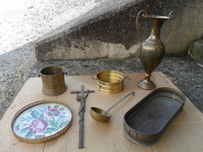 LOTTO STOCK 7 VECCHI OGGETTI IN OTTONE CROCEFISSO ANFORA CENTROTAVOLA - VINTAGE