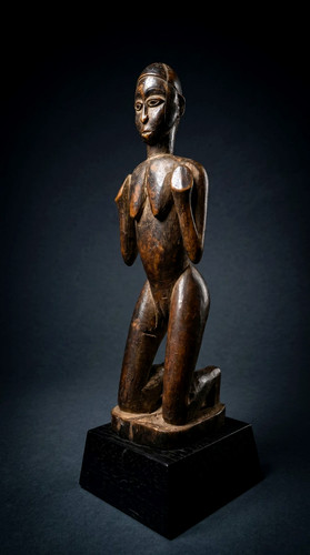 Una scultura femminile devota