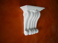 MENSOLA IN GESSO H.26 - L.21 - P.10 cm.   KB 023 CAPITELLO ARREDO INTERNO