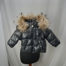 Articolo e5164 giubbotto bambino Moncler grigio scuro, taglia 9-12 mesi, ascelle