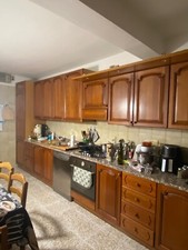 cucina in ottimo stato di legno e nn compensato, marmo di qualità come top ed el