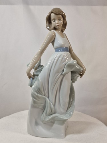 Statuina porcellana spagnola