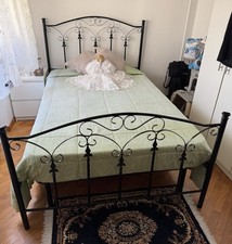 Letto Completo una piazza e mezza in ferro battuto Nero + Comodino Bianco