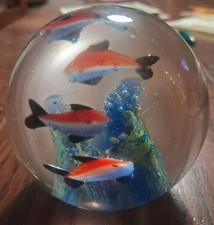 FERMACARTE Sfera in vetro di Murano Con Pesci Acquario Firma Viola