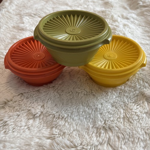 Tupperware vtg set with - set,