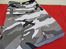 Pantaloni mimetici in stile