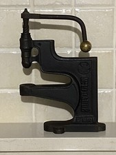 Antico attrezzo da lavoro per calzolaio, torchio per bottoni.