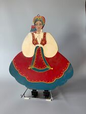 Sardegna, arte sarda. Deliziosa sagoma in legno. Ragazza nel costume di Desulo