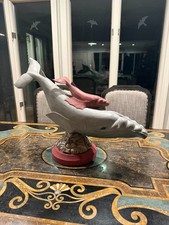 Grande scultura balena in