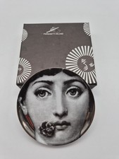Fornasetti Piatto Tema e Variazioni n.137 – Porcellana, Ø 10 cm, Made in Italy