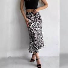 Elegante donna raso seta