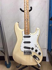 FENDER JAPAN ST72 tipo