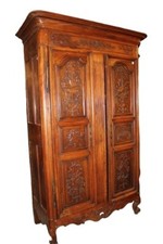 Armadio francese del '700 in stile Provenzale – Noce massello con ricchi intagli