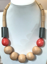 Collana tubo tondo grande tono corallo grigio marrone chiaro neutro