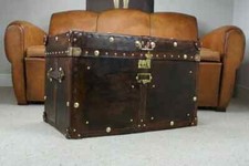 Antico baule in pelle marrone
