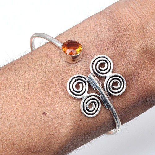 Bracciali braccialetti fatti - , a