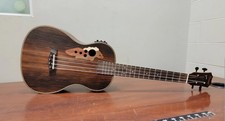 Ukulele baritono elettrico in
