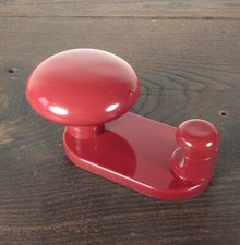 Patère en plastique rouge foncé de Carlo Bartoli années 70 Déco Design (3)