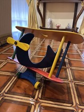 Lampadario in legno a forma di aereo per bambini.