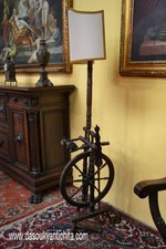 Lampada da terra su antico arcolaio il legno