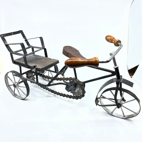 Scultura triciclo bicicletta