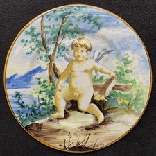 c. 1740 Stupendo piatto italiano Castelli 'Putto' in maiolica policroma XVIII secolo