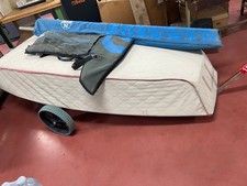 L'Optimist è un monoscafo dotato di una singola vela, solitamente utilizzato per