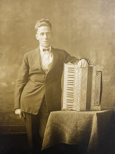Bellissimo uomo con strumento