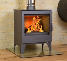 Stufa elegante con finestra - elegante,