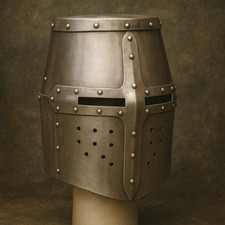 Elmetto medievale crociato