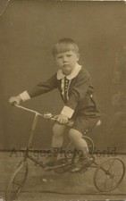 Serious Ragazzo IN Posa Su