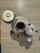 Garrett GT 1446 1.4 T-Jet Pari al NUOVO Turbo Turbina E Downpipe Saito