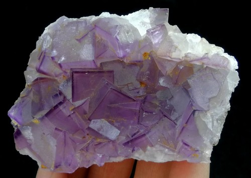 Fluorite viola cubica affilata