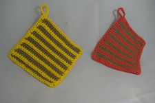 Coppia di presine realizzate all'uncinetto nei toni dell'arancione e del giallo