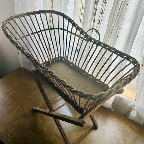Antica culla rustica per