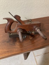 Antico aratro in legno con
