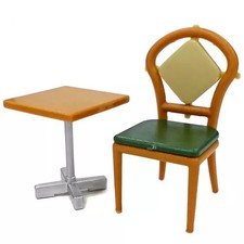 Set sedia e tavolo con figure