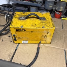 Caricabatteria automatico controllato da microprocessore Delta 