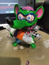 Meccanico Rat Fink con teschi