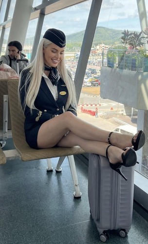 Sexy air hostess che mostra - air,