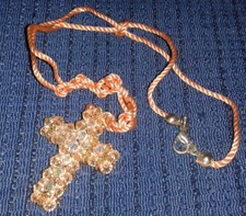 Croce artigianale realizzata con perle di swarovski trasparenti e color salmone