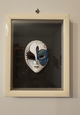 Quadro in legno con maschera veneziana in ceramica per salotto